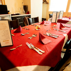 4名様テーブルのご用意もございます！ゆったりと座れるテーブル席で、お食事をゆっくりお楽しみください。