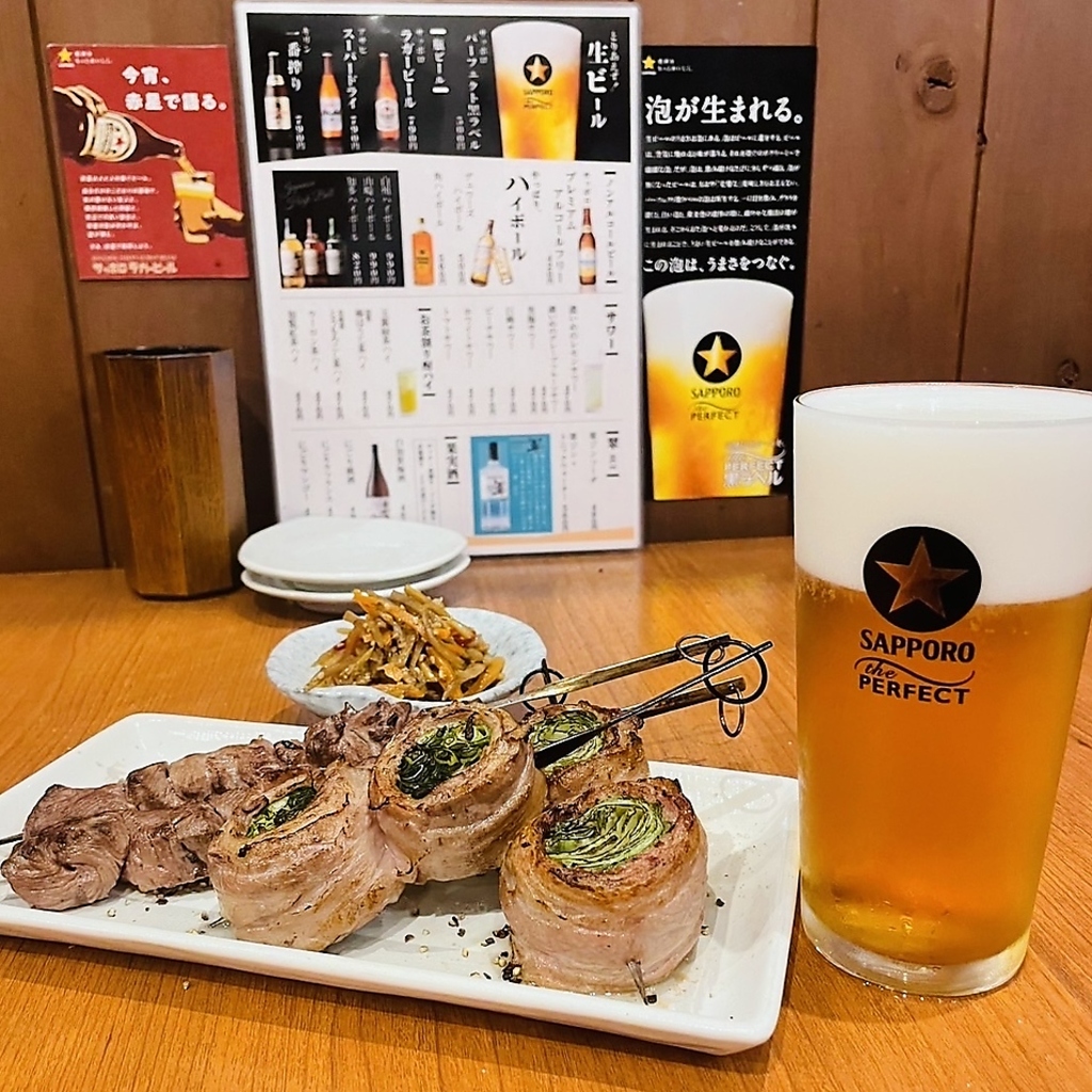 サッポロラガービールと、牛カルビ巻き串！美味いです。