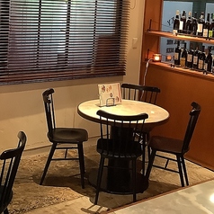 大理石風の丸テーブルのお席です。