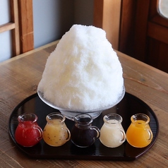 五彩果(ごさいか)のかき氷 ― 五色の果実を味わう一杯 ―