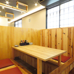 改装した店内は木目調の居心地の良い雰囲気。席ごとに暖簾が下がるようになっており、半個室状態も◎