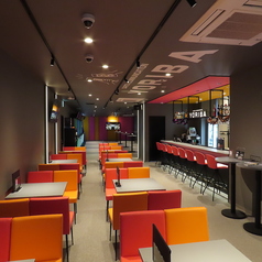 ふかふかのソファーでリラックスしながらお酒と会話を満喫。少人数からグループまで、くつろぎ重視の方におすすめのラウンジ風スペース。