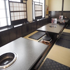 お座敷席は、宴会にも最適です◎ドリンクも充実しており、ご友人や同僚と一緒に当店こだわりの焼肉を囲みながら楽しいひとときをお過ごしいただけます。飲み放題プランや宴会コースもご用意しておりますので、心を込めたサービスで皆様をおもてなしいたします。大切なお仲間との特別な時間を、ぜひ当店でお過ごしください！