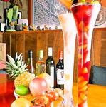 ながっ！でかっ！ヤードの特大グラスで乾杯！！なみなみと注がれる果実たっぷりごろごろサングリア♪