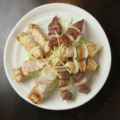 【豊富な種類の焼き鳥】自慢のとり皮のみならず、豚バラから野菜串まで種類多数◎の写真