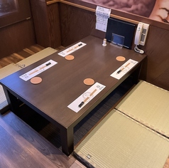 ロールカーテンを下ろし、半個室空間になる掘りごたつ座敷席をご用意しております。仕切りで仕切られゆったりくつろげるお席は、感染症対策の面でも安心してお過ごしいただけます。プライベートでのお食事はもちろん、接待や宴会等多彩なシーンにあわせてご利用くださいませ。