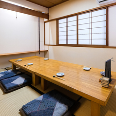 落ち着いた雰囲気の個室席（座敷）をご用意しており、周りを気にせずゆったりとお過ごしいただけます。少人数でのお食事から、ご家族でのご利用、接待や記念日など特別なシーンにも最適です。プライベート感のある空間で、会話とお料理を心ゆくまでお楽しみください。