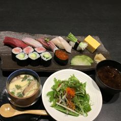 本格派！《握り寿司ランチ 2640円》味噌汁・茶碗蒸し他