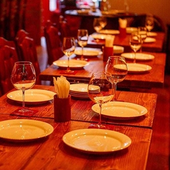 この席は、2名様～12名様まで人数に合わせてご利用いただけます♪広々としたテーブル席で、明るい照明と温かみのある木のテーブルが、開放的で居心地の良い雰囲気を演出します◎友人や家族と共に、美味しい料理をシェアしながら楽しい会話を楽しむことができ、特別なひとときを過ごすのに最適です★