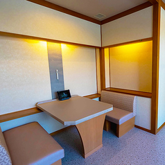 温かみのある照明が心地よく包み込むコンパクトなテーブル席です。ベンチシートタイプの快適なお座席を採用しており、ご友人とのお食事やカジュアルな会食にも大変便利です。広々としたテーブル上で季節のこだわり料理を存分に味わいながら、賑やかで楽しいひとときをご堪能ください。