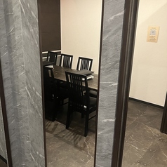 当店では、10名様掛けの個室を2部屋ご用意しております!完全プライベートな空間で、中規模の宴会に最適なお席です。ゆったりくつろぎながらお楽しみくださいませ。