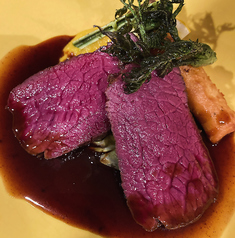 高山村産鹿モモ肉炭火焼　ポワヴラードソースの写真