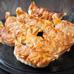 さっぱりサラダから焼物・揚げ物など豊富なラインナップの写真