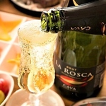 当店名物「こぼしスパークリングワイン」はグラスたっぷりにお注ぎします☆女子会等におすすめです