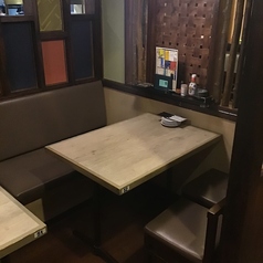 半個室タイプの4名テーブル席、奥はソファシート手前は椅子となっております。最大8名様収容可能