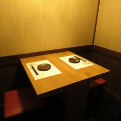 間接照明の効いた大人な雰囲気の広々としたゆったり個室◎男女の語らいにぴったりの暖かみのある照明がおしゃべりにくつろぎと特別な空間を演出致します。エスコートする側の男性陣もおもてなしをうける女性陣にもご満足いただける個室になっております。各種クーポンでの記念日サプライズもお忘れなく♪