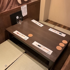 和を感じる暖かみのある店内。お席は掘りごたつ座敷なので、ゆったり足を楽にしてお過ごしいただけます。つい立てとロールスクリーンで半個室のお席になりますので、お隣も気にならず、安心・安全にお食事をお楽しみいただけます。