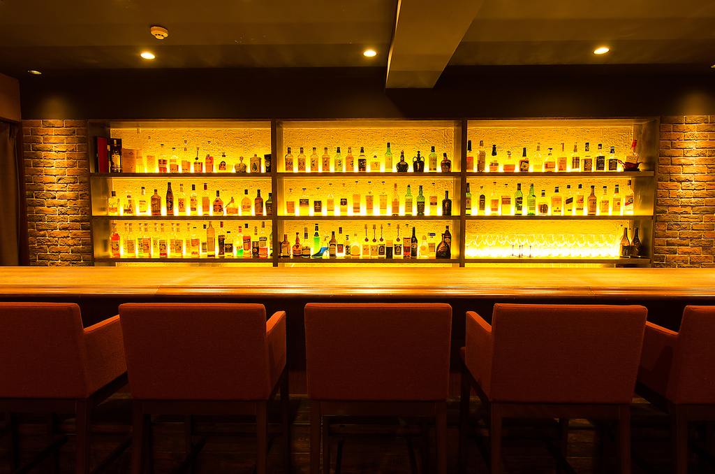 バーテンダー厳選の世界の銘酒がズラリと並ぶカウンター席。ちょっと大人の空間を演出します。
