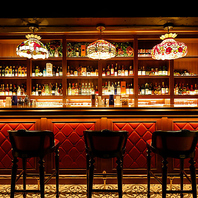 非日常へ誘う◎開放的な空間と洗練されたバーカウンター