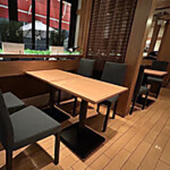 団体様のご利用も大歓迎です。当店の最大宴会収容人数は半立食スタイルで60人までとパーティーに最適です。広々としたスペースで、仲間や同僚と和気あいあいとした時間を過ごせます。ご予約をお待ちしております。