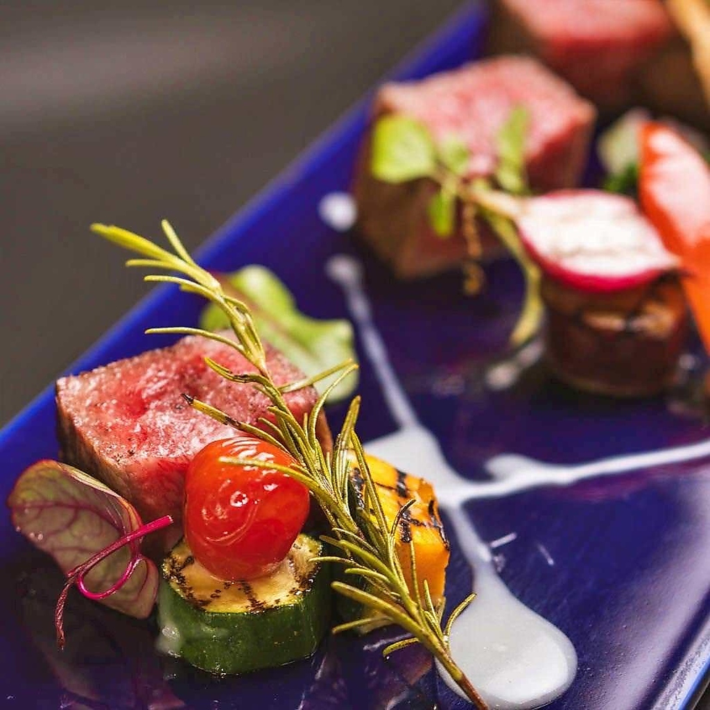「肉会席 紅梅」は肉を存分に堪能したいというお客様におすすめする料理長渾身の会席コースです。