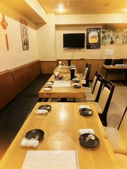 店内には最大14名まで座れる大型テーブル席をご用意！5名から利用可能で、会社の宴会や歓送迎会、友人との飲み会、女子会、お祝いなど、幅広いシーンに対応します。広々としたテーブルで料理のシェアもラクラク、会話も弾む快適空間となっています。飲み放題付きコースと合わせて、盛り上がること間違いなし！