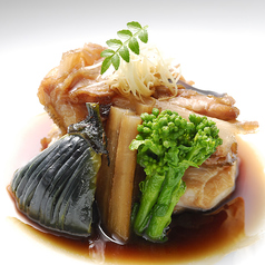 『会席コース』煮物の一例　銀鱈カマの煮付けと春野菜
