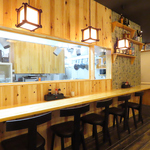 スタッフとの会話も楽しめるカウンター席は大人の特等席◎喫煙も可能です◎