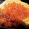 料理メニュー写真&nbsp;出汁巻き玉子　イクラのせ