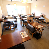 《天神橋で宴会》木を基調とした落ち着きのある店内