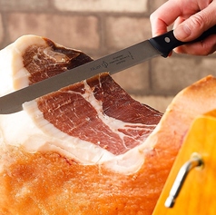 本場スペインのイベリコ豚の生ハムもご用意しております！の写真