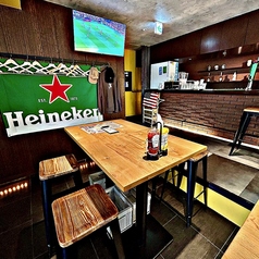 スポーツ流れるモニター真下の、中央テーブル席！