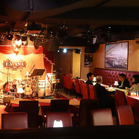 特別な夜を彩る◎個性が息づくメインラウンジ＆半個室