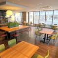 ガラス張りの店内がおしゃれ！テーブル席で、ランチや女子会が楽しめます。人気のお席なのでご予約はお早めに。