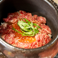 まるで宝石箱！溢れる肉といくらの旨味を堪能する究極〆