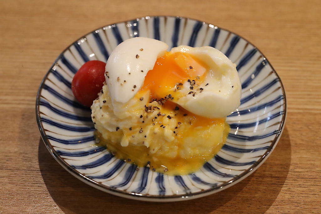 おつまみメニューが豊富でうれしい！大好評の半熟ポテトサラダ。とろーりとした卵がたまらない一品★