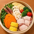 料理メニュー写真&nbsp;季節野菜と鶏ももの蒸籠蒸し