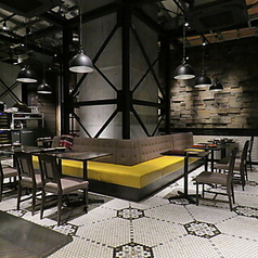 《広々としてお洒落な空間》店内はモダンでオシャレな雰囲気。天井が高く広々とした開放感があるのが特徴です。洗練された店内でゆっくりとおくつろぎください。
