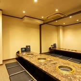 完全個室で心ゆくまでお寛ぎいただけます。煙の少ないコンロでゆったり会社宴会。2～3名に一つの網で炙る絶品の肉に舌鼓。広々デーブルで上質な時間をお過ごしください。