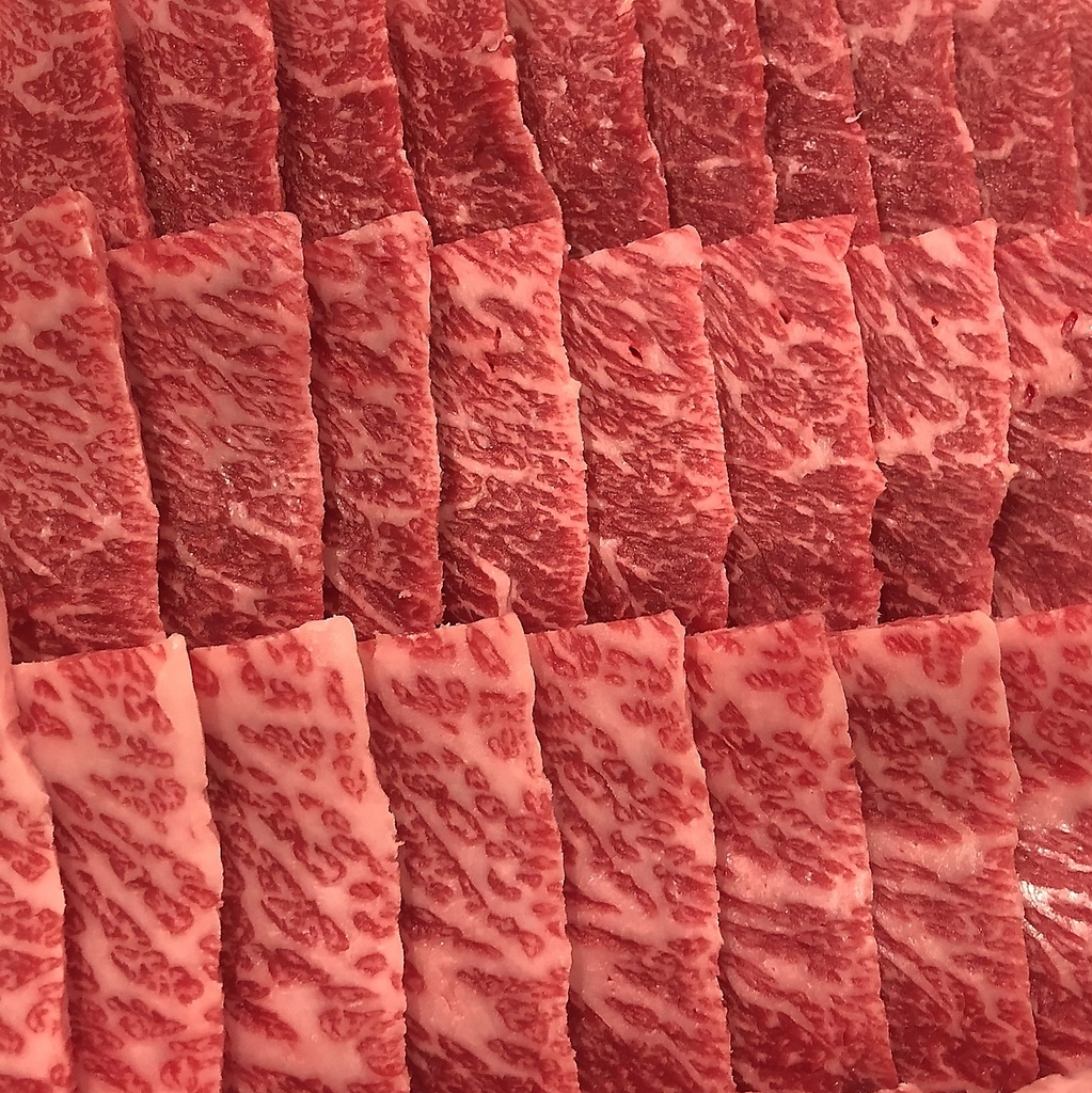 こだわりの鮮度！最高の一枚を届けるため、注文を頂いてから熟練の技で丁寧にカットいたします。