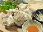 特製の酢味噌と塩でいただくトン足。コラーゲンたっぷりでお肌にも◎