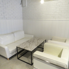 ゆったりグループで楽しみたい方に◎お仕事終わりの飲み会やプライベートな飲み会にピッタリなソファー席で寛ぎながらお酒を楽しめます。