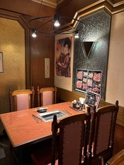 2名様から最大4名様までご利用可能なお席です。向かい合ったテーブル席でのんびりとお肉をお楽しみいただけます♪デートやご家族など少人数でのお食事にオススメ。特別なひとときをお過ごしください。