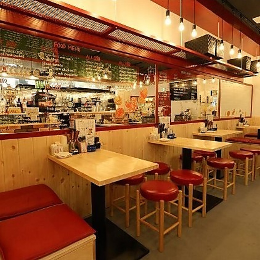 木のテーブルに赤い椅子が目を引くテーブル席です♪仕事帰りや休日の飲み会などお気軽にどうぞ！