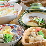 一流割烹で腕を磨いた料理長がもてなす、旬と京都らしさ満載の和食を。懐石コース3800円もあり。