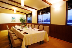 【別室、２～４名テーブル】お客様の人数に応じて４名～２６名まで対応可能。
