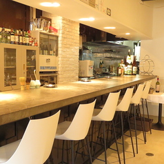 オーナーソムリエさんとお話も出来るカウンター席。お一人様からご利用いただけます。駅チカでお仕事帰りにサクッと一杯飲んで帰りたい時などにもおススメ。