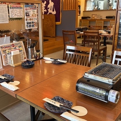 【ライブ感満点！卓上コンロで浜焼き】席に着いた瞬間からワクワクが止まらない！目の前のコンロで、新鮮な魚介を自分好みに焼き上げるスタイル。コース料理の縛りがないから、単品メニューから好きなものを好きなだけ選べます。お得な「飲み放題」を片手に、熱々の貝や魚を頬張る至福のひとときをお楽しみください。