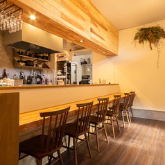 お仕事帰りのサク飲みや、二軒目の利用にも最適な立ち飲み席をご用意しております。自慢の日替わりクラフトビールや希少な日本酒を、気軽にカジュアルに楽しめる空間です 。新しい日本酒との出会いをお楽しみください♪