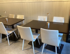 お二人様からご利用頂けるテーブル席です。デートやプライベートなお食事にご活用いただけます◎